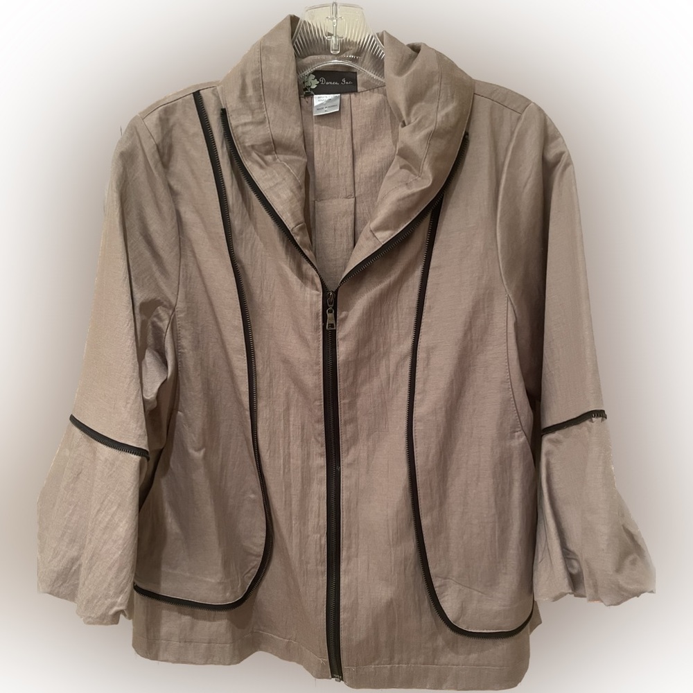 Women’s zip front flair jacket with puff cropped sleeves & zipper accents